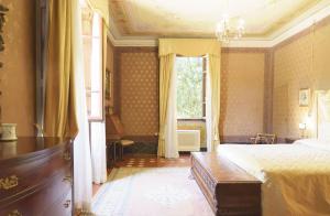 un dormitorio con una cama y una ventana en Villa Dolciano, en Chiusi