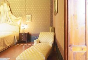 1 dormitorio con silla y 1 cama en Villa Dolciano, en Chiusi 74 fotos más
