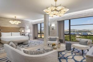 イスタンブールにあるヒルトン イスタンブル ボスポラスのベッドとリビングルームのある寝室