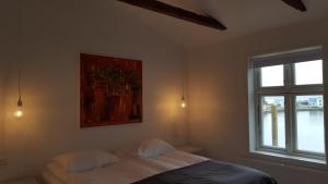 Postel nebo postele na pokoji v ubytování Við Lónið Guesthouse
