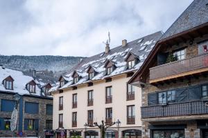ビエラにあるHotel Ribaetaの雪屋根の建物