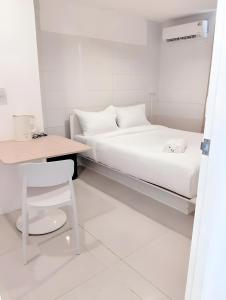 En eller flere senge i et værelse på XX Mirt Inn Sukhumvit II - ถนนสุขุมวิท 2