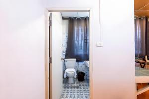 Ένα μπάνιο στο At Gate Suvarnabhumi-สุขุมวิท 77 X2