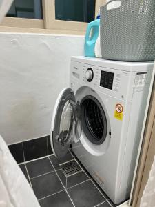 テジョンにある방있나요 풀옵션 레지던스 2호점 은행동,성심당, 대흥동 충대병원, 볼파크 Bangitnayo residence near Sungsimdang, ballparkの洗濯機(キッチン内のドアが開きます)