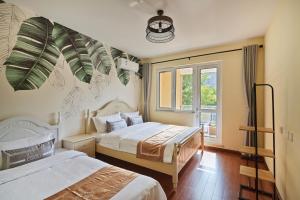 a bedroom with two beds and a window at Gubei Delin Water Town Boutique Villa (Gubeikou Water Town Scenic Area Branch) in Simataicun