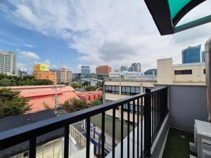 En balkon eller terrasse på Modern Apt Near Seoul Station 3min I 20 off on long-term stay