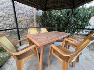 NardaranにあるVelloria Villa Nardaranの木製のテーブルと椅子