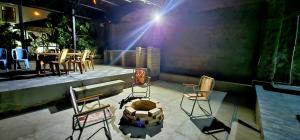 NardaranにあるVelloria Villa Nardaranのパティオ(椅子、テーブル、ファイヤーピット付)