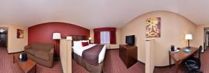 ein Hotelzimmer mit einem Bett und einem Stuhl in der Unterkunft Best Western Woodland Inn in Woodland