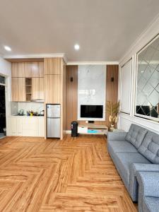 a living room with a couch and a kitchen at Villa dina in Songgoriti