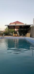 NardaranにあるVelloria Villa Nardaranのパビリオン付きの大きなプールarmaarmaarmaarmaarmaarma