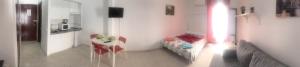 A television and/or entertainment centre at Estudio Las Huertas