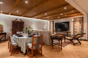 TV a/nebo společenská místnost v ubytování Presidential Suite | 5 min BTS, Sun-Room| 159sqm