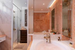 Koupelna v ubytování Presidential Suite | 5 min BTS, Sun-Room| 159sqm + 64 fotografií