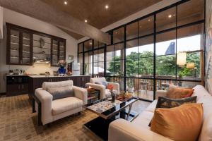 Posezení v ubytování Presidential Suite | 5 min BTS, Sun-Room| 159sqm