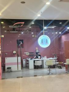 un ristorante con una parete rosa con un tavolo e delle sedie di Cozy Family Suite 5pax KLCC by SS HOME a Kuala Lumpur Altre 13 foto