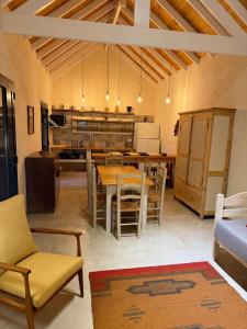 eine Küche und ein Esszimmer mit Tisch und Stühlen in der Unterkunft La Caballeriza in La Porteña