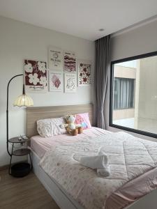 Ένα ή περισσότερα κρεβάτια σε δωμάτιο στο Moon Homestay 0515