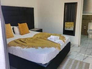 Ένα ή περισσότερα κρεβάτια σε δωμάτιο στο Hadassa Lodge