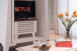 Μια τηλεόραση ή/και κέντρο ψυχαγωγίας στο Chic 1BR |5 min BTS, 2 min to spa|500Mbps&bath-tub