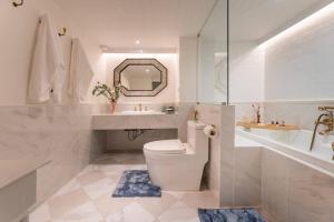 Ένα μπάνιο στο Chic 1BR |5 min BTS, 2 min to spa|500Mbps&bath-tub +23 φωτογραφίες