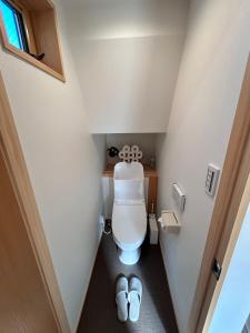 高松市にある77kawaramachi 新築の小さな部屋にあるトイレ付きのバスルーム +13枚の写真