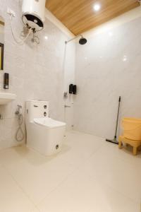 Gallery image of Hotel Krishna Palace, Vrindavan - Lavish & Luxury rooms with parking near prem mandir #By Om # in Vrindāvan +28 photos