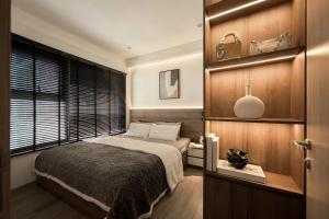 Ένα ή περισσότερα κρεβάτια σε δωμάτιο στο The Silver Orchid Hanoi-Chic Hideaway with Coffee Shop-Old Quarter Charm