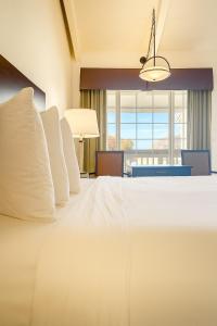 Ένα ή περισσότερα κρεβάτια σε δωμάτιο στο Avalon Inn Downtown Morro Bay