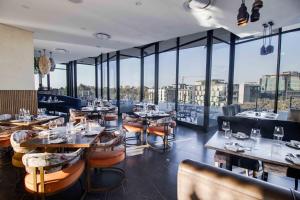 Restaurace v ubytování One Rosebank Luxury Escape