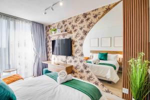 Postel nebo postele na pokoji v ubytování One Rosebank Luxury Escape