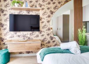 TV a/nebo společenská místnost v ubytování One Rosebank Luxury Escape