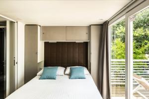 une chambre avec un lit et une grande fenêtre dans l'établissement Zaton Holiday Resort Camping Homes, à Nin 66 autres photos