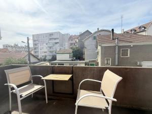 balcone con 2 sedie e tavolo sul tetto di M093 Marquer Studio à Annemasse avec balcon ad Annemasse