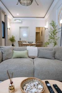 a living room with a couch and a table at La Maison d'Emma Centre-ville in Pointe-Noire