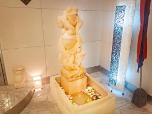 a statue of a woman in a fountain in a museum at Hotel BaliBali 岩槻 in Saitama