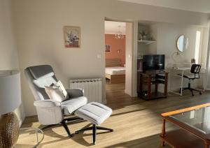 ラマルー・レ・バンにあるLe Coeur de Lamalouの椅子とテーブルのあるリビングルーム