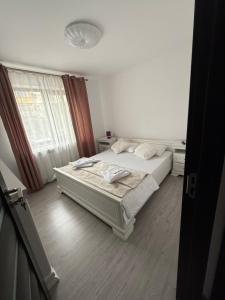a bedroom with two beds and a window at Central Apartament -Târgu Ocna in Tîrgu Ocna