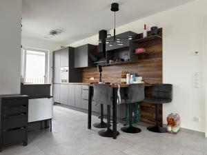 una cucina con armadi neri e un bar interno di Villa am Rhein in Monheim a Monheim