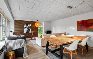Una sala de estar con una mesa de madera y un sofá. en 3 Bedroom Cozy Home In Billund, en Billund