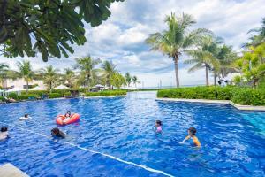 eine Gruppe von Kindern, die in einem Swimmingpool in einem Resort spielen in der Unterkunft Ocean Breeze Villa Cam Ranh in Cam Ranh
