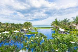 eine Luftaufnahme des Pools im Resort in der Unterkunft Ocean Breeze Villa Cam Ranh in Cam Ranh