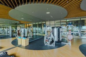 einem Fitnessraum mit mehreren Laufbändern in einem Gebäude in der Unterkunft Ocean Breeze Villa Cam Ranh in Cam Ranh