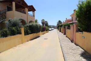 una strada vuota in un quartiere residenziale con case di Casa Lisa Agorà mare e relax a Villasimius