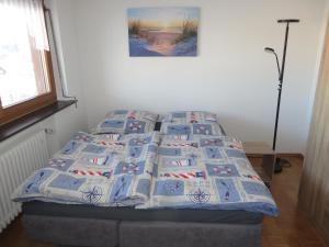 a bed with four pillows on it in a bedroom at Ferienwohnung Stadtblick in Bräunlingen