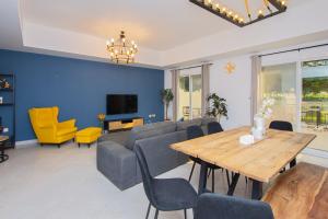 拉斯阿尔卡麦The Bramble House的客厅里有一张沙发和一张桌子。