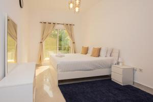 拉斯阿尔卡麦The Bramble House的一间带床和窗户的白色卧室 更多21张照片