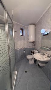 een badkamer met een wastafel, een toilet en een douche bij Maisonette on the slope in Manastir 3 in Pamporovo +39 foto's