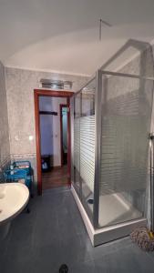 een badkamer met douche en wastafel bij Maisonette on the slope in Manastir 3 in Pamporovo