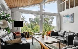 uma sala de estar com sofás e uma mesa em Gorgeous Home In Haderslev With Sauna em Årøsund
